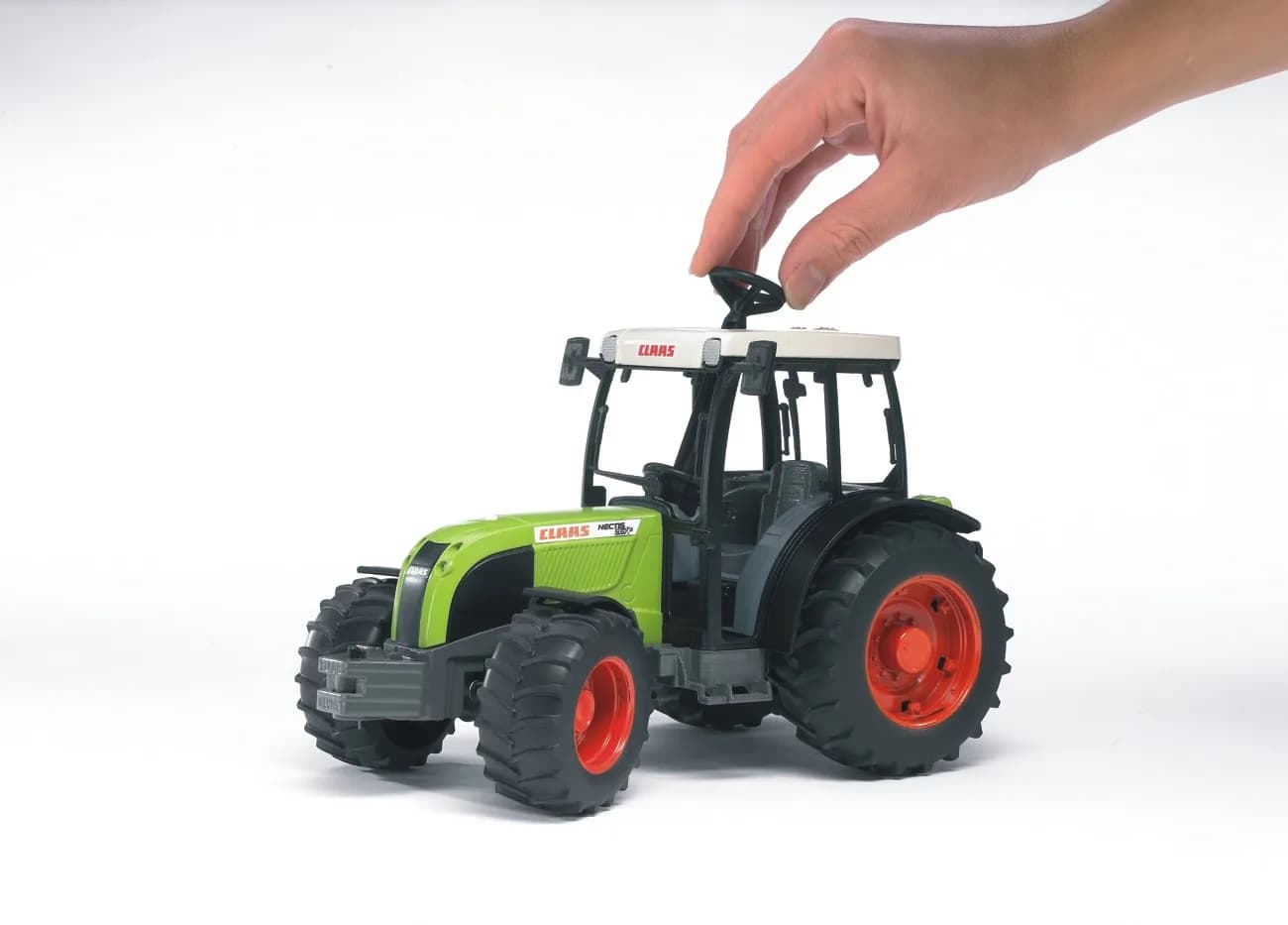 Трактор Claas Nectis 267F 1:16 Bruder 02110 фото 5 Трактор Claas Nectis 267F 1:16 Bruder 02110 фото 5