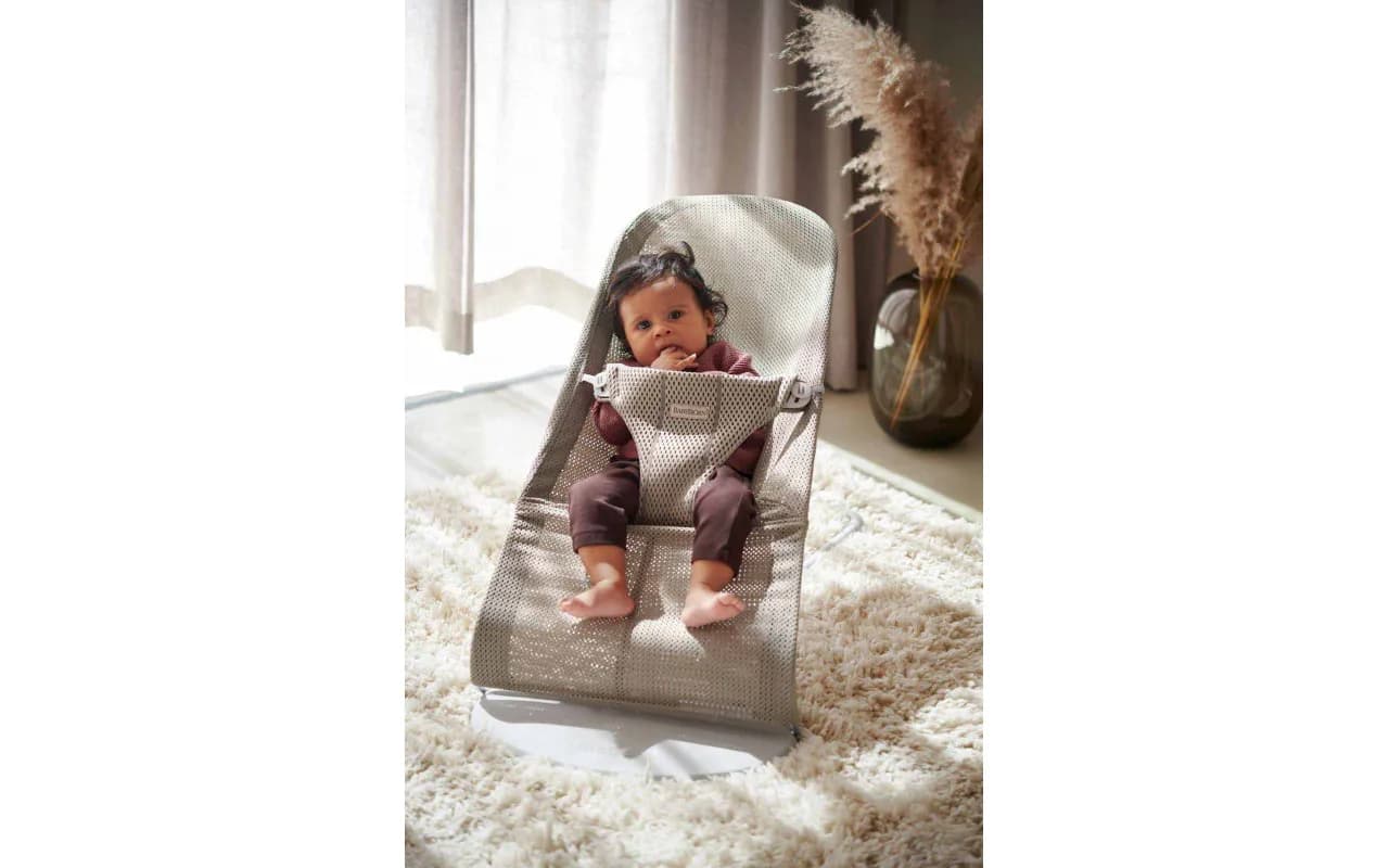 Шезлонг BabyBjorn Bouncer Bliss Mesh 1027 Sand Gray фото 3 Шезлонг BabyBjorn Bouncer Bliss Mesh 1027 Sand Gray фото 3
