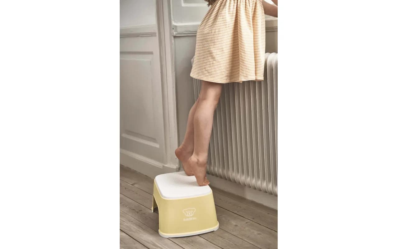 Подставка для ног BabyBjorn Step Stool 2663 Yellow/White фото 2 Подставка для ног BabyBjorn Step Stool 2663 Yellow/White фото 2