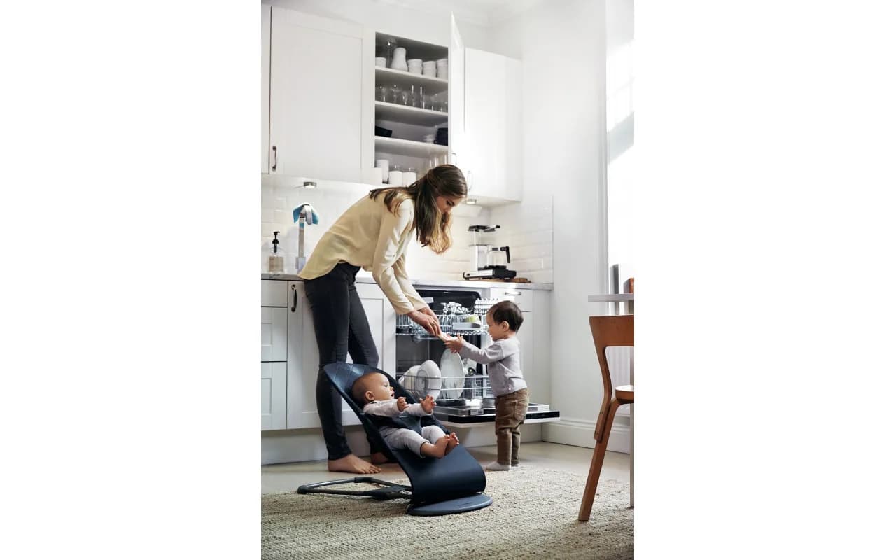 Шезлонг BabyBjorn Bouncer Bliss 0150 Navy Blue фото 3 Шезлонг BabyBjorn Bouncer Bliss 0150 Navy Blue фото 3