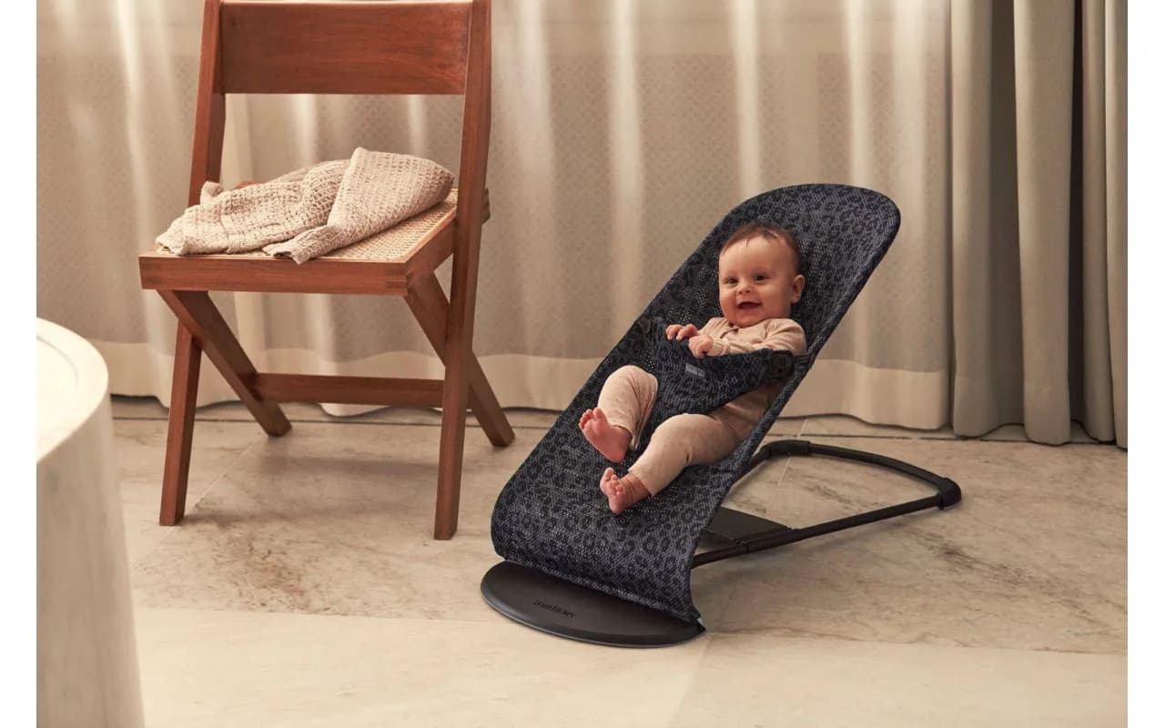 Шезлонг BabyBjorn Bouncer Bliss Mesh 0785 Anthracite/Leopard фото 2 Шезлонг BabyBjorn Bouncer Bliss Mesh 0785 Anthracite/Leopard фото 2