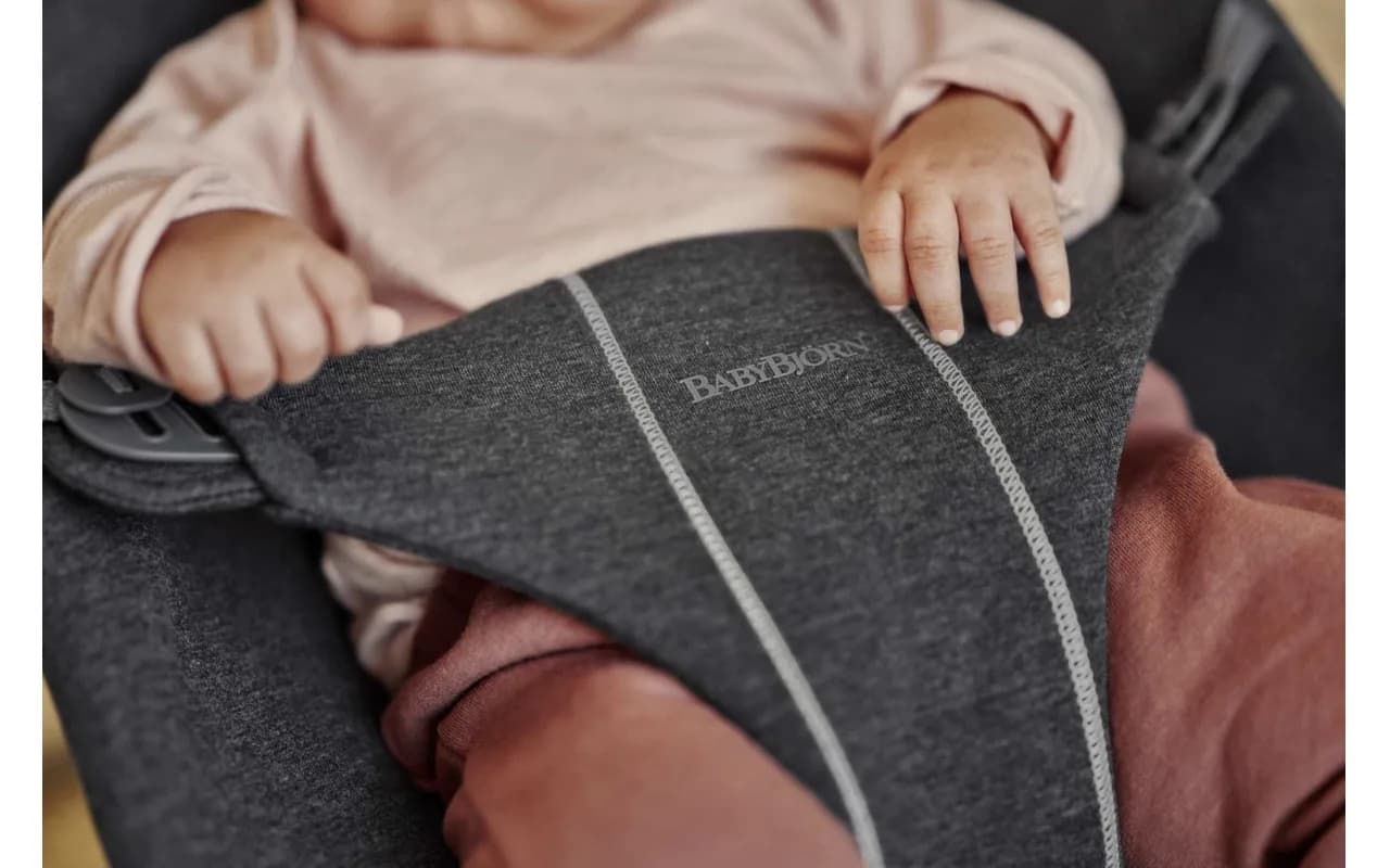 Шезлонг BabyBjorn Bouncer Bliss 3D Jersey 0761 Charcoal Grey фото 3 Шезлонг BabyBjorn Bouncer Bliss 3D Jersey 0761 Charcoal Grey фото 3