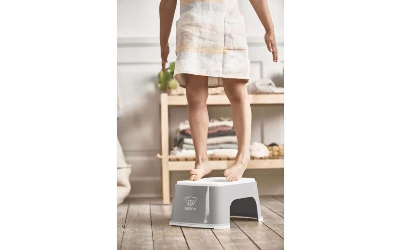 Подставка для ног BabyBjorn Step Stool 2250 Grey/White фото 2 Подставка для ног BabyBjorn Step Stool 2250 Grey/White фото 2