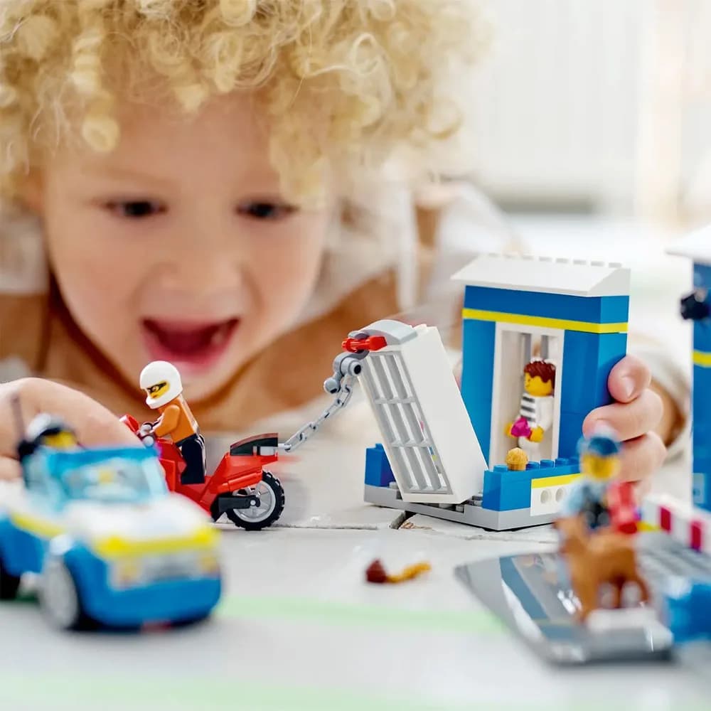 Конструктор LEGO City Преследование на полицейском участке 172дет 60370 фото 8 Конструктор LEGO City Преследование на полицейском участке 172дет 60370 фото 8
