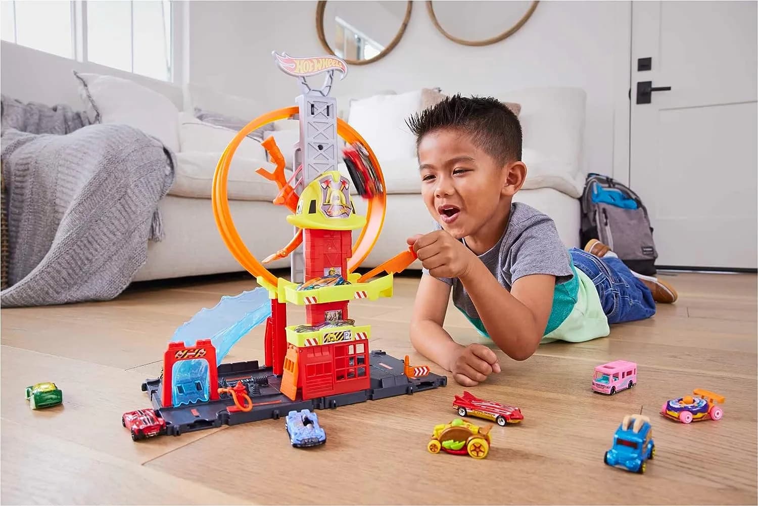 Набор игровой Hot Wheels Суперпетля с пожарной станцией HKX41 фото 5 Набор игровой Hot Wheels Суперпетля с пожарной станцией HKX41 фото 5