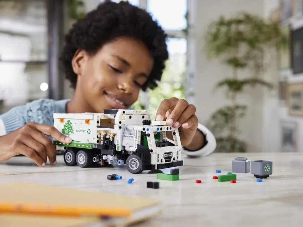 Конструктор Lego Technic Сміттєвоз Mack® LR Electric 503дет 42167 фото 5 Конструктор Lego Technic Сміттєвоз Mack® LR Electric 503дет 42167 фото 5