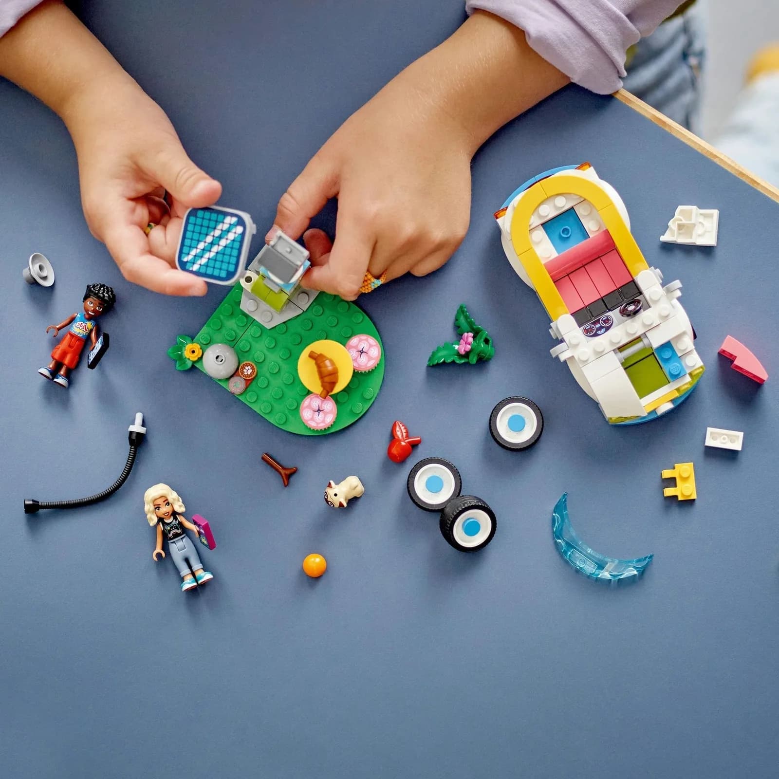 Конструктор Lego Friends Електромобіль і зарядний пристрій 170дет 42609 фото 4