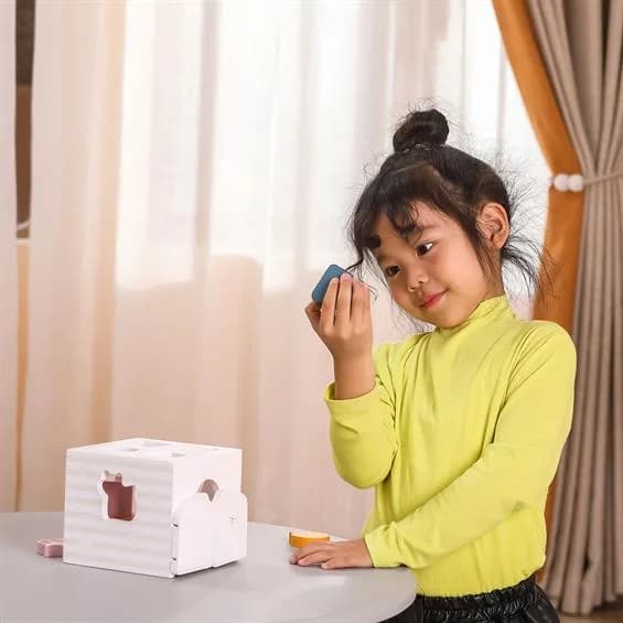 Сортер із брязкальцями Viga Toys Будиночок для звірят 44052 фото 4 Сортер із брязкальцями Viga Toys Будиночок для звірят 44052 фото 4