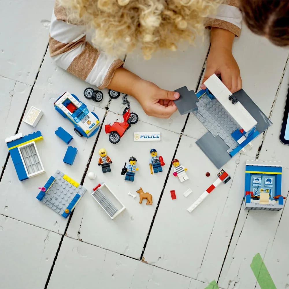 Конструктор LEGO City Преследование на полицейском участке 172дет 60370 фото 6 Конструктор LEGO City Преследование на полицейском участке 172дет 60370 фото 6