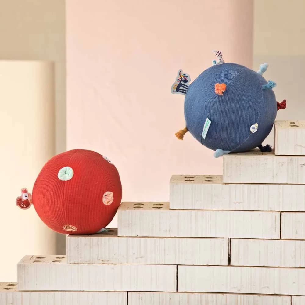 М'яч з брязкальце Lilliputiens Курочка Полетт 83395 фото 2 М'яч з брязкальце Lilliputiens Курочка Полетт 83395 фото 2