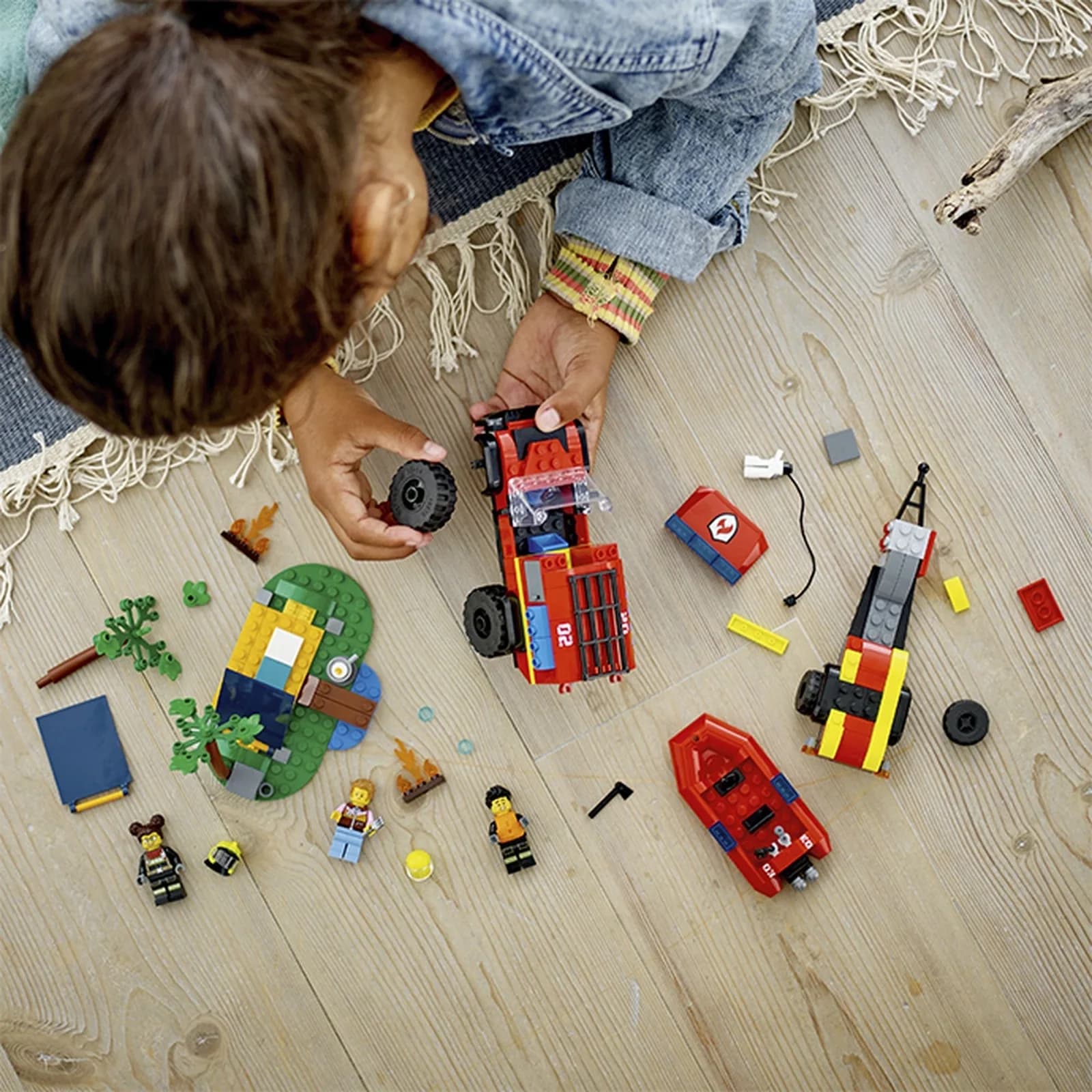 Конструктор Lego City Пожарный внедорожник со спасательной лодкой 301дет 60412 фото 4 Конструктор Lego City Пожарный внедорожник со спасательной лодкой 301дет 60412 фото 4