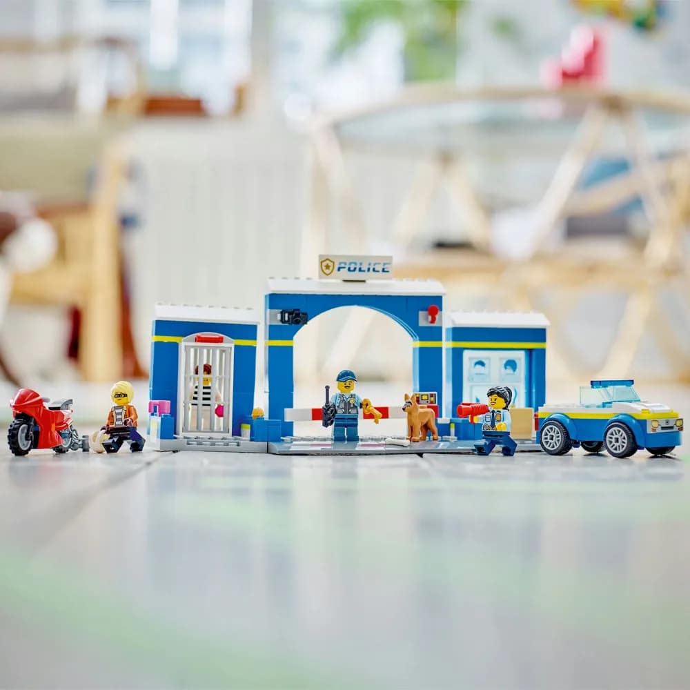 Конструктор LEGO City Преследование на полицейском участке 172дет 60370 фото 3 Конструктор LEGO City Преследование на полицейском участке 172дет 60370 фото 3