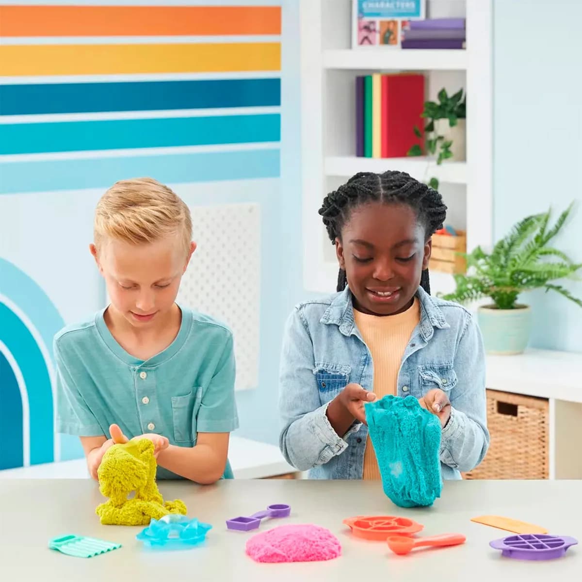 Набор песка с формочками Kinetic Sand Цветные приключения 71647 фото 7 Набор песка с формочками Kinetic Sand Цветные приключения 71647 фото 7
