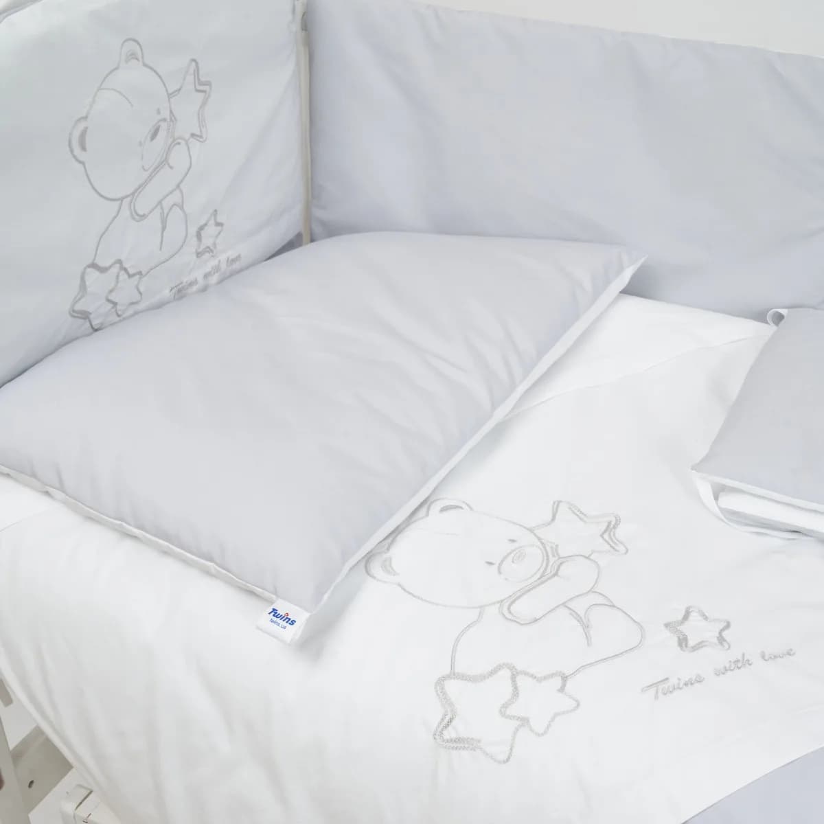 Постільний комплект Twins Dolce Loving bear white/grey 7од 4075-DLB-10 фото 3 Постільний комплект Twins Dolce Loving bear white/grey 7од 4075-DLB-10 фото 3