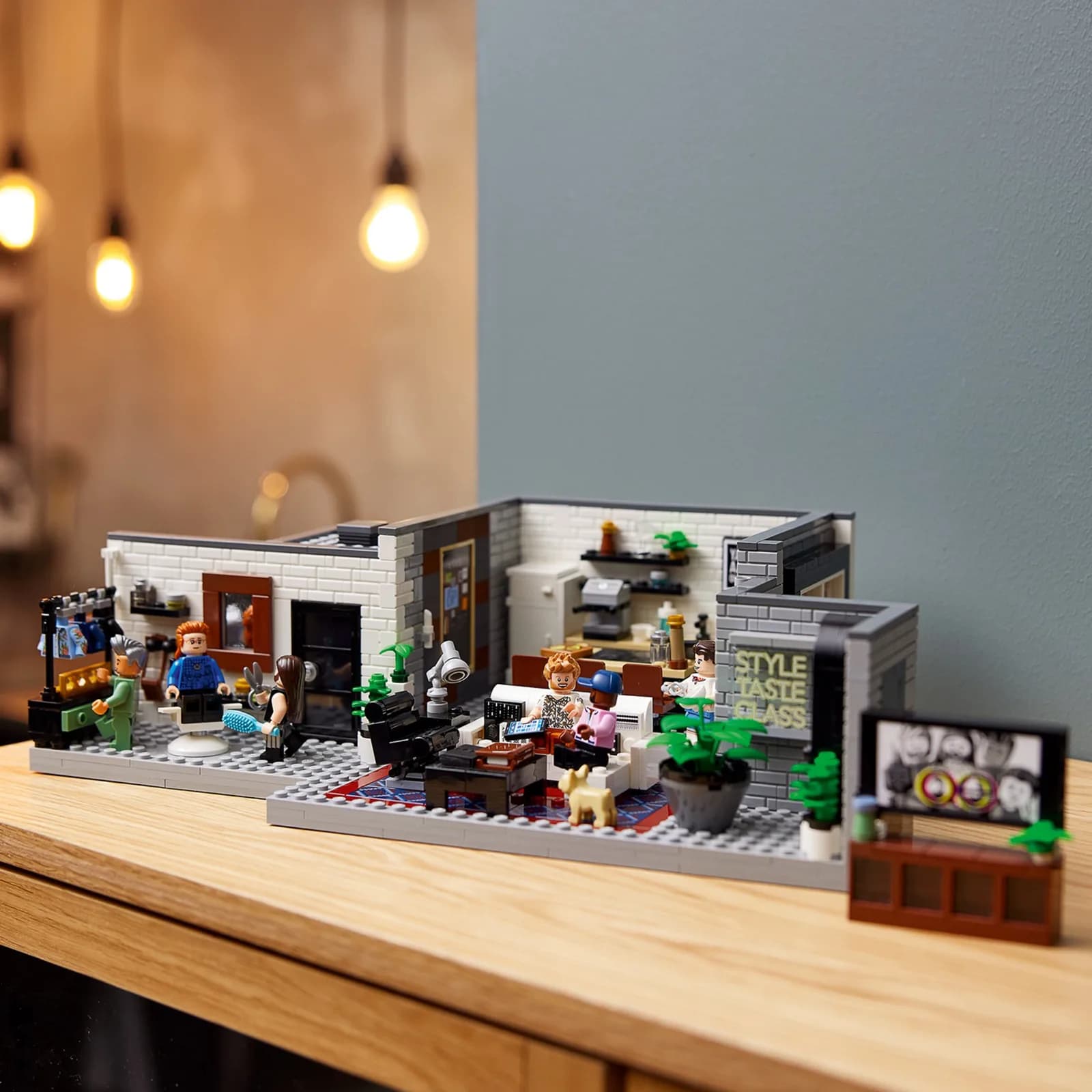 Конструктор Lego Creator Queer Eye - The Fab 5 Loft 974дет 10291 фото 7
