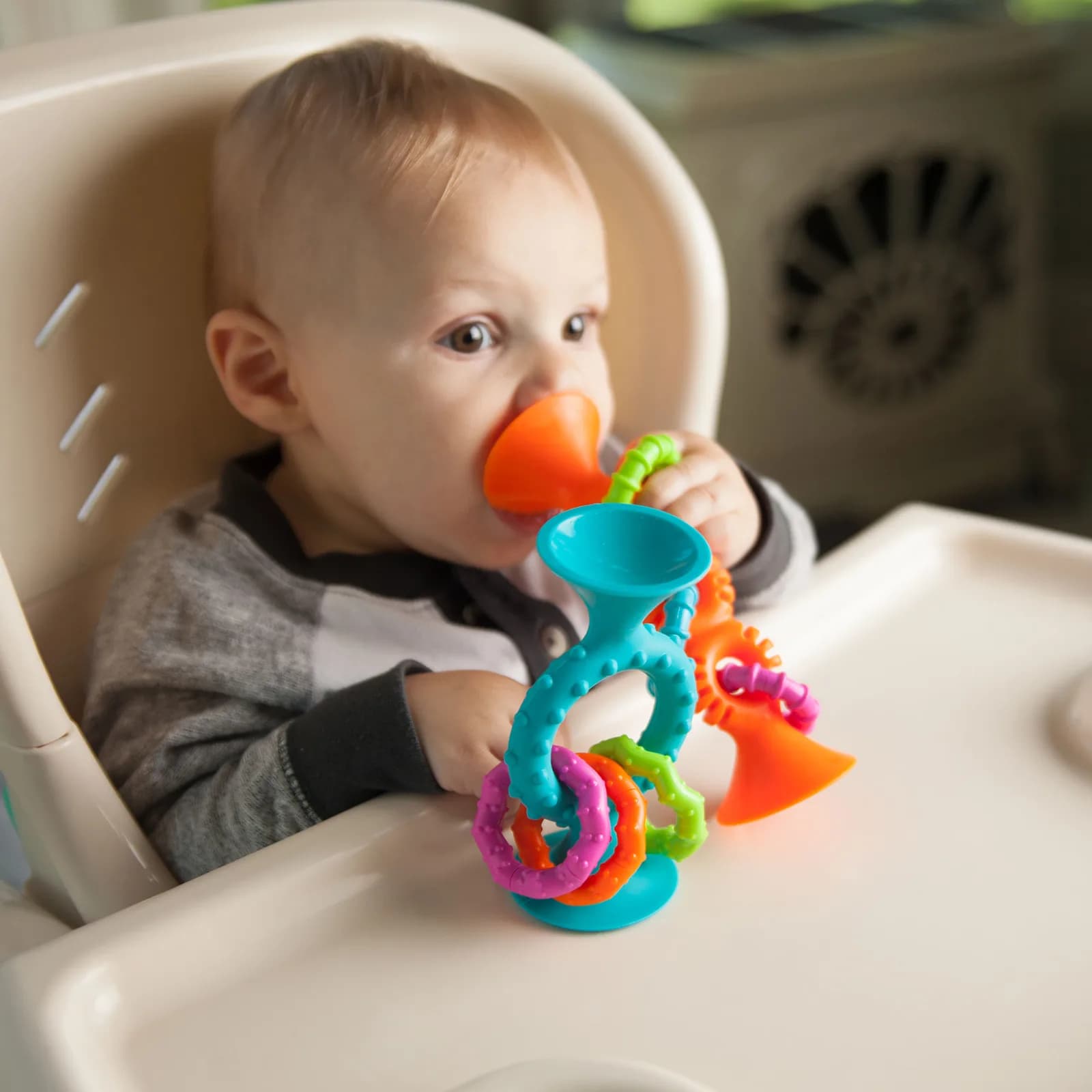 Брязкальце-прорізувач Fat Brain Toys pipSquigz Loops F165ML фото 4 Брязкальце-прорізувач Fat Brain Toys pipSquigz Loops F165ML фото 4