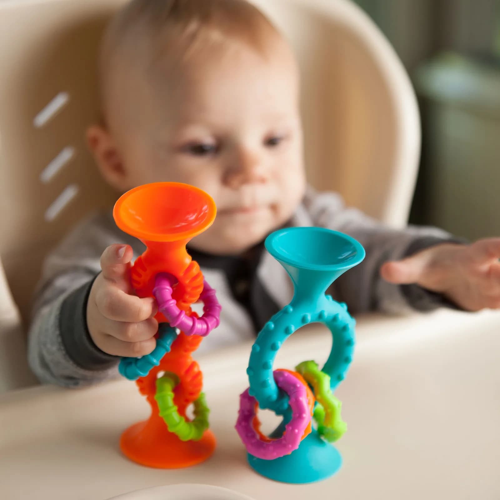 Брязкальце-прорізувач Fat Brain Toys pipSquigz Loops F165ML фото 3 Брязкальце-прорізувач Fat Brain Toys pipSquigz Loops F165ML фото 3