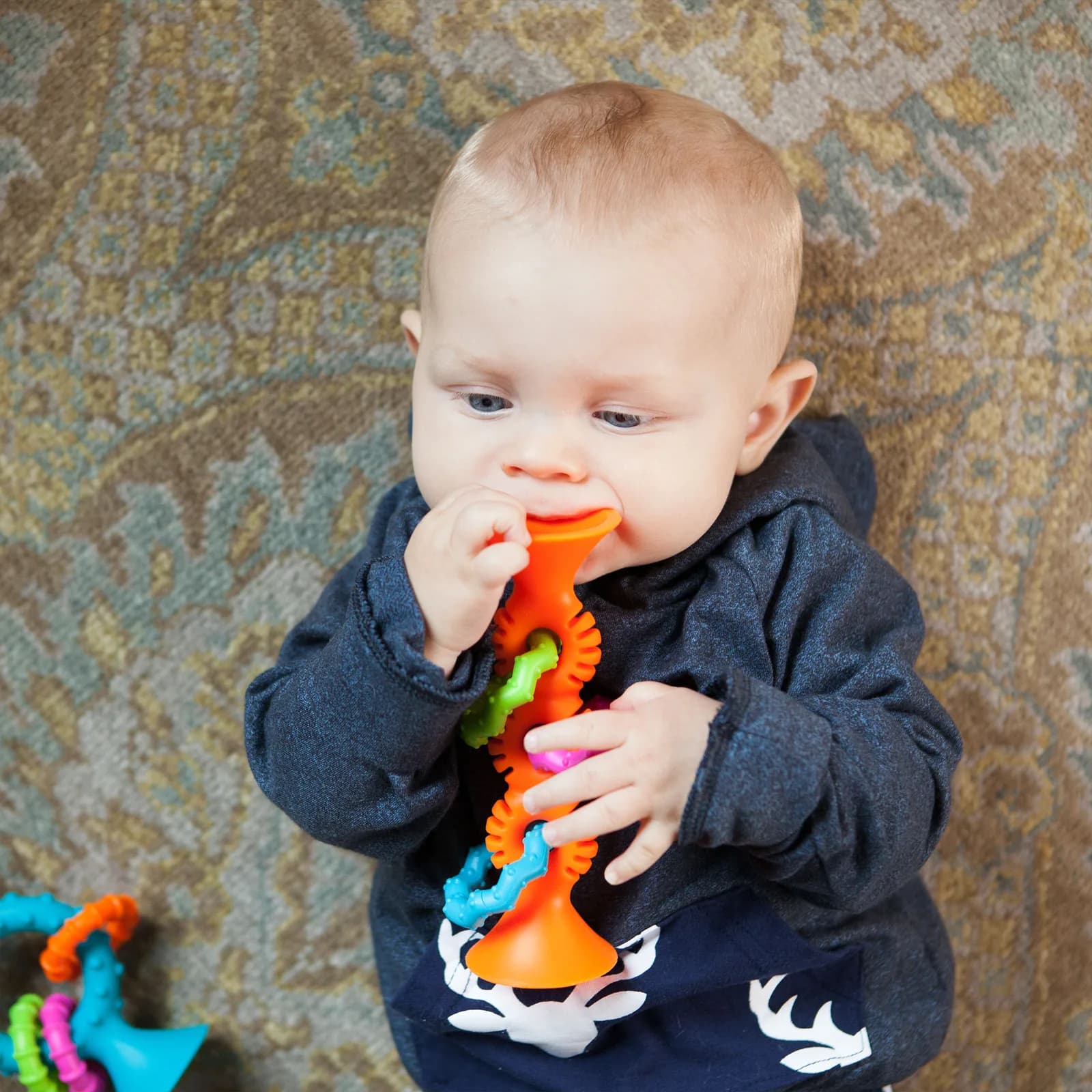 Брязкальце-прорізувач Fat Brain Toys pipSquigz Loops F165ML фото 2 Брязкальце-прорізувач Fat Brain Toys pipSquigz Loops F165ML фото 2