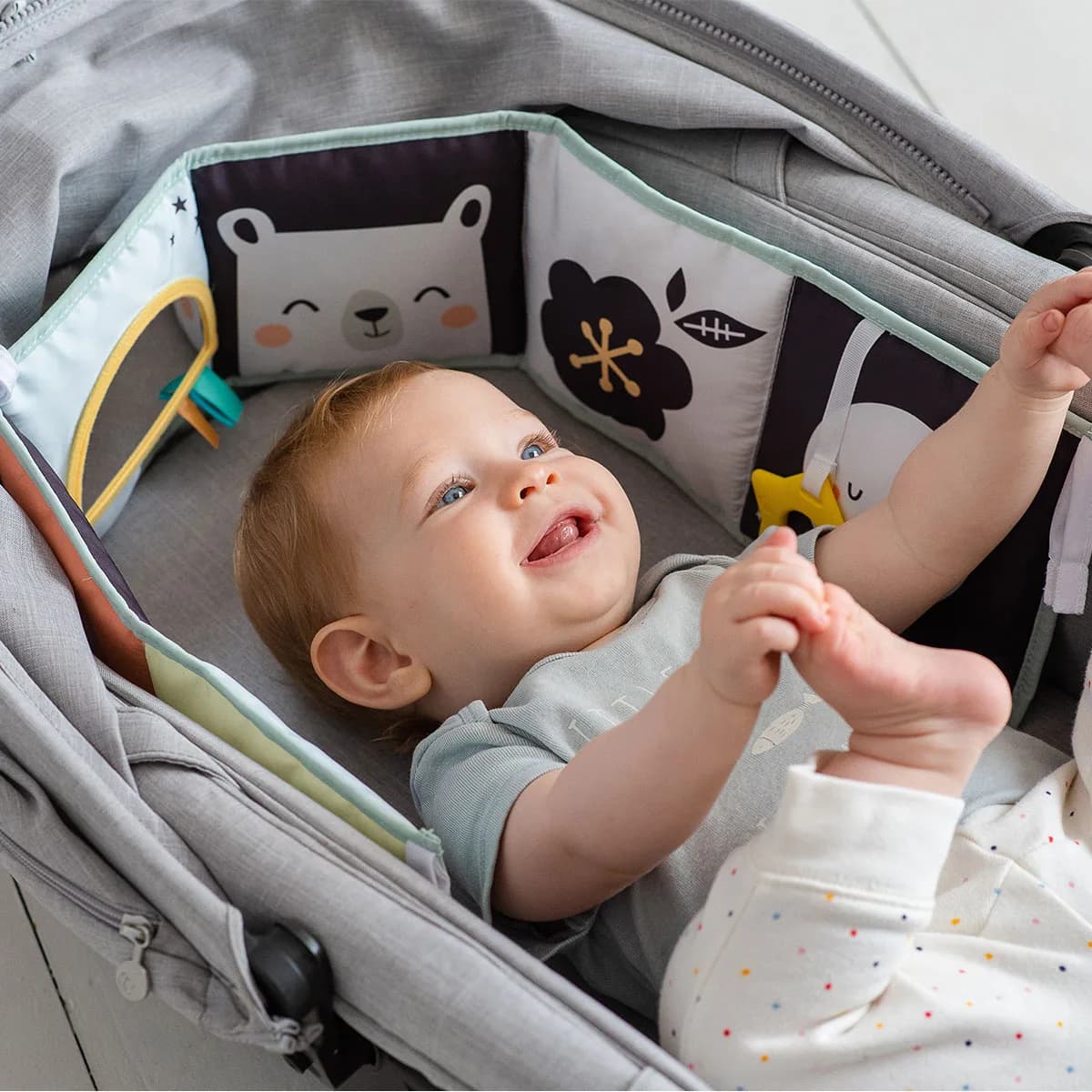 Книжка-розкладушка Taf Toys Веселі пригоди 12385 фото 2 Книжка-розкладушка Taf Toys Веселі пригоди 12385 фото 2