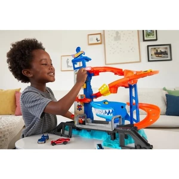 Набор игровой Hot Wheels Бегство от лютой акулы HDP06 фото 7