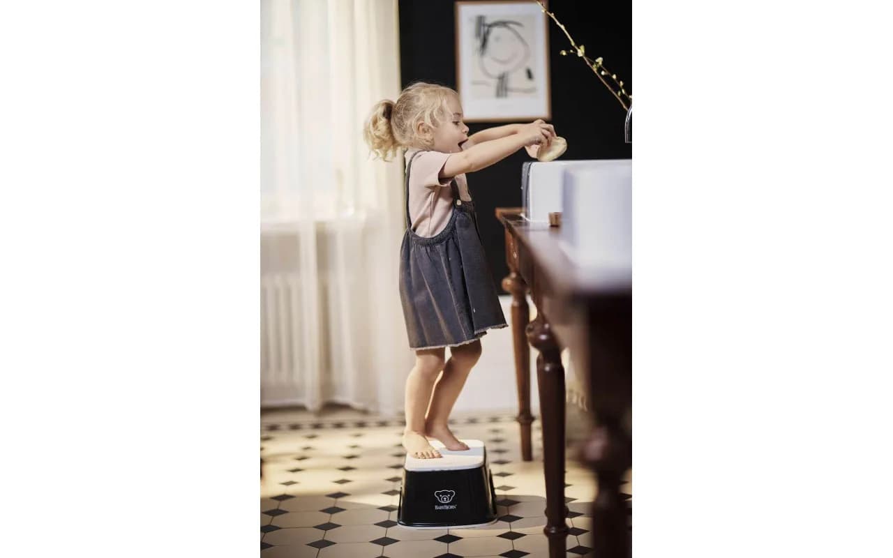 Підставка для ніг BabyBjorn Step Stool 2564 Powder Black/White фото 2 Підставка для ніг BabyBjorn Step Stool 2564 Powder Black/White фото 2