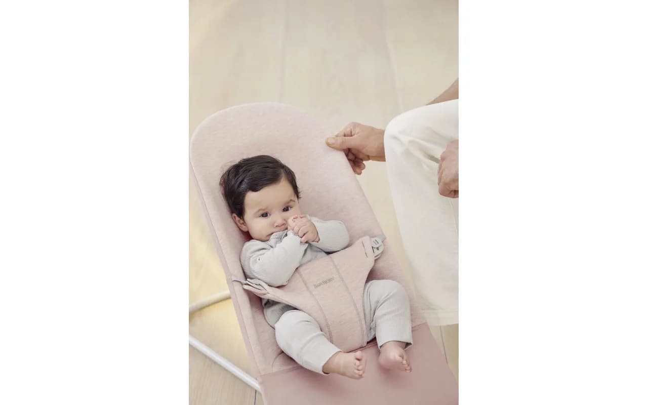 Шезлонг BabyBjorn Bouncer Bliss 3D Jersey 1775 Light Pink фото 2 Шезлонг BabyBjorn Bouncer Bliss 3D Jersey 1775 Light Pink фото 2