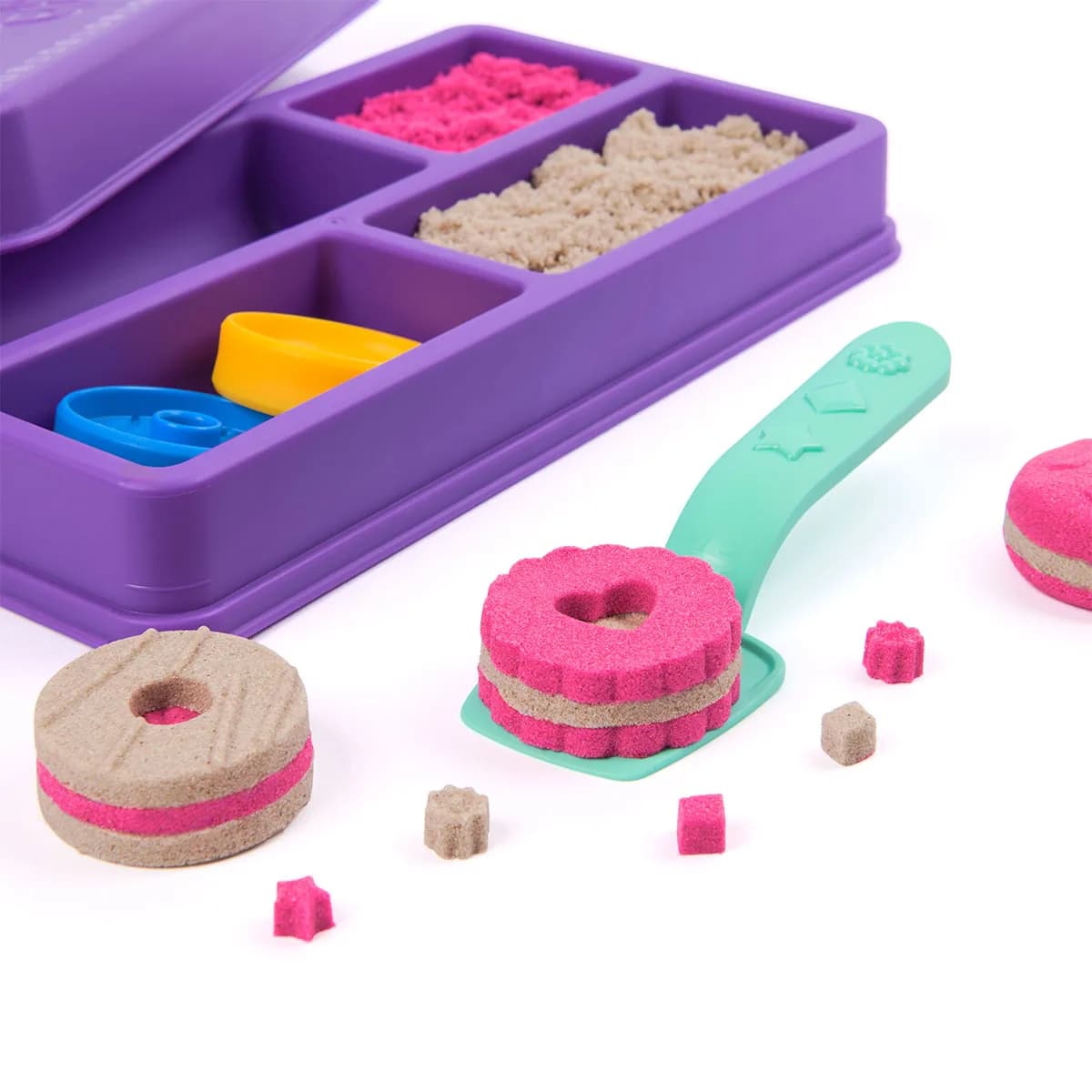 Набор песка с формочками Kinetic Sand Цветное печенье 71678 фото 2 Набор песка с формочками Kinetic Sand Цветное печенье 71678 фото 2
