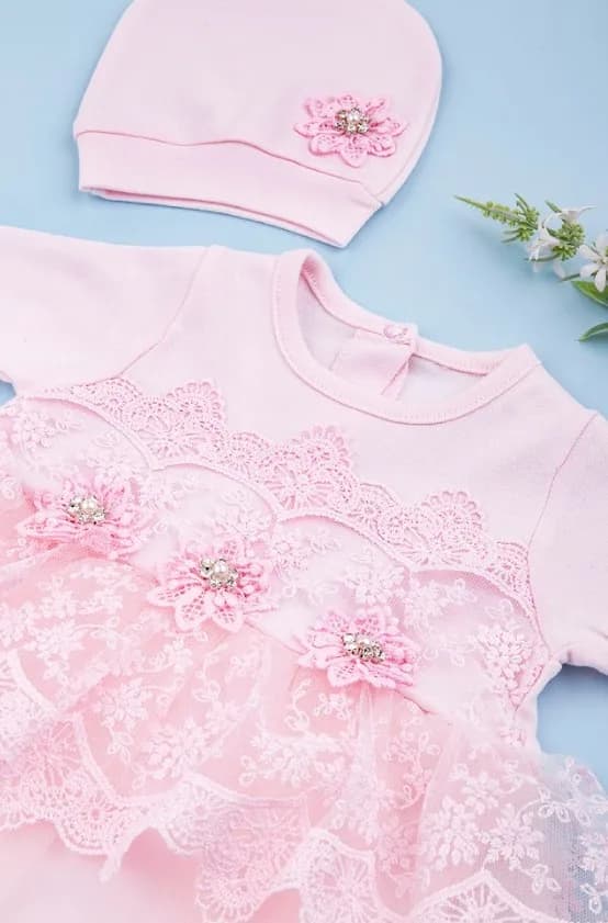 Комбинезон с шапочкой для выписки 0-9 DreamBaby 50168 -розовый фото 3 Комбинезон с шапочкой для выписки 0-9 DreamBaby 50168 -розовый фото 3