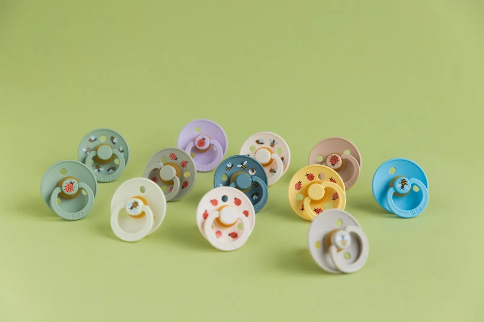 Пустышка латексная BIBS Pacifier Studio Colour 6-18м 2шт 12024101 фото 5 Пустышка латексная BIBS Pacifier Studio Colour 6-18м 2шт 12024101 фото 5