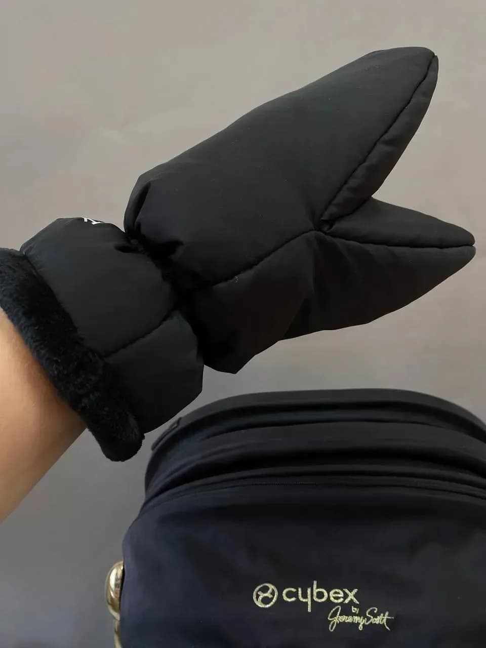Рукавицы на коляску на магнитах "Черный" Decoza Moms rukavitsy-OK072 фото 3 Рукавицы на коляску на магнитах "Черный" Decoza Moms rukavitsy-OK072 фото 3