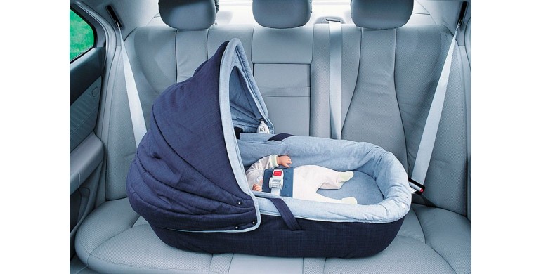 Як перевозити новонародженого в машині